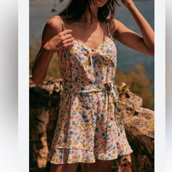 SEZANE Floral Dory Jumpsuit/Romper in Pastel Mini
Flowers US size 6 - Picture 3 of 5